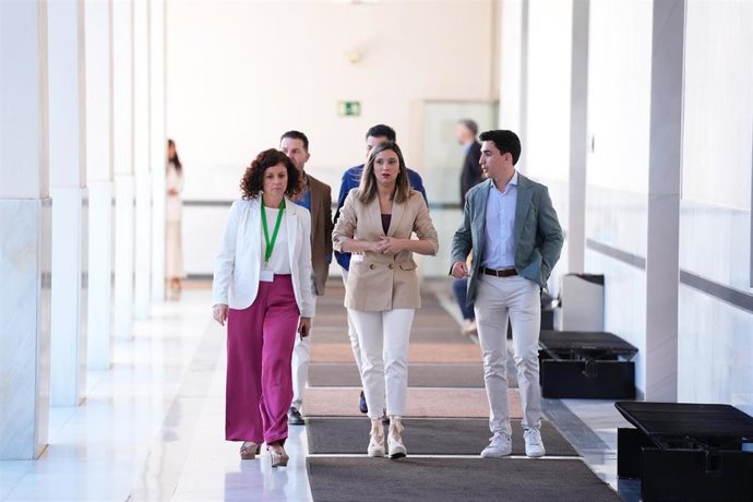 La portavoz del Grupo Socialista en el Parlamento andaluz, María Márquez, en el centro, antes de inaugurar un foro universitario del PSOE-A en la Cámara andaluza.