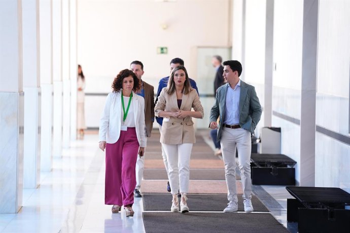 A porta-voz do Grupo Socialista no Parlamento da Andaluzia, María Márquez, no centro, antes de abrir um fórum universitário do PSOE-A na Câmara da Andaluzia.