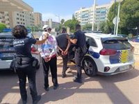 Tres detenidos acusados de robar móviles y una cadena de oro a bañistas en una playa de El Campello (Alicante)