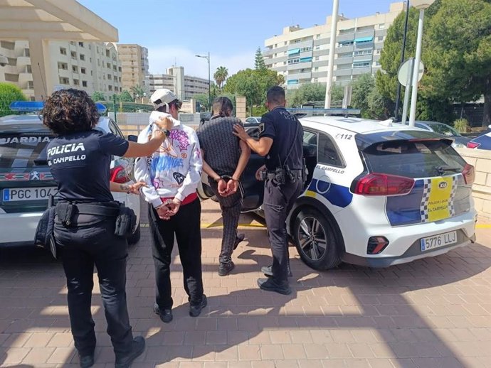Detenidos acusados de robar móviles y una cadena de oro a bañistas en una playa de El Campello