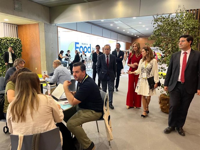 La consejera de Empresa, Empleo y Economía Social, Marisa López Aragón, visita los estands de 'Murcia Food 2025'