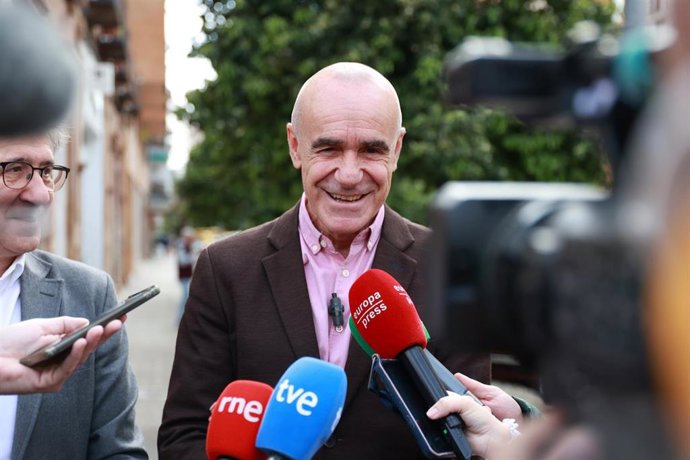 Archivo - El ex alcalde y portavoz socialista en el Ayuntamiento de Sevilla, Antonio Muñoz, durante la atención a los medios de comunicación.