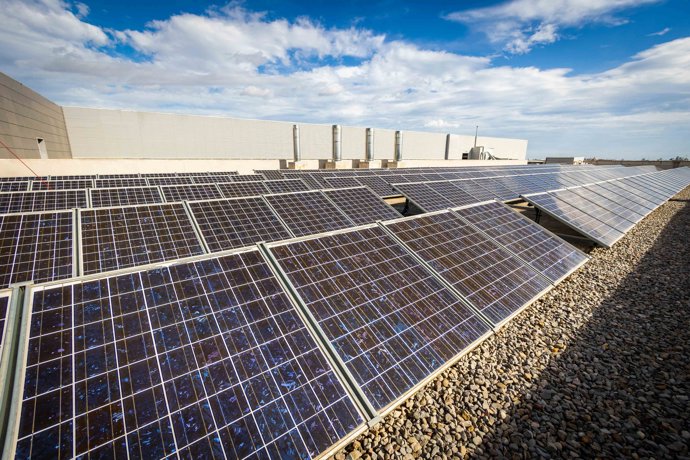 Placas solares instaladas en el el Hospital de Manises, que reduce su huella de carbono un 65 %