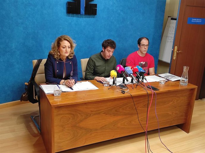 El presidente de la FNMC, Xabier Alcuaz (c), con los miembros del grupo motor contra la despoblación de la FNMC, Susana Castanera y Patxi Enkaje.