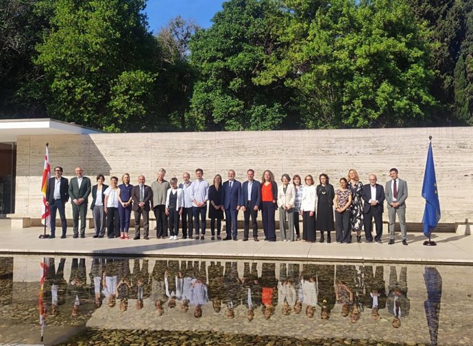 El alcalde de Barcelona, Jaume Collboni, junto a los miembros de el nuevo grupo de expertos 'Europa Pròxima' en el pabellón Mies Van der Rohe.