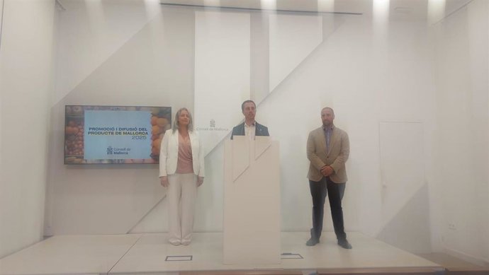 De izquierda a derecha, la consellera insular de Promoción Económica y Desarrollo Local, Pilar Amate, el presidente del Consell de Mallorca, Llorenç Galmés, y el director de Promoción Económica, Producto de Mallorca y Comercio, Álvaro Antonio Roca.