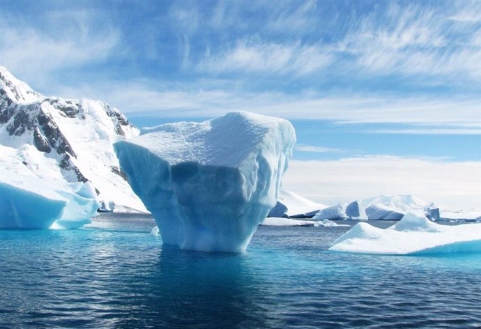 Archivo - Témpanos de hielo en el Ártico