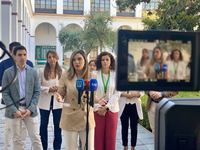 La portavoz del Grupo Socialista en el Parlamento andaluz, María Márquez, atiende a los medios.