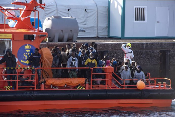 Archivo - Una lancha de Salvamento Marítimo tras el rescate de un cayuco a su llegada al Puerto de la Restinga, a 3 de diciembre de 2024, en El Hierro, Santa Cruz de Tenerife, Tenerife, Canarias (España). 