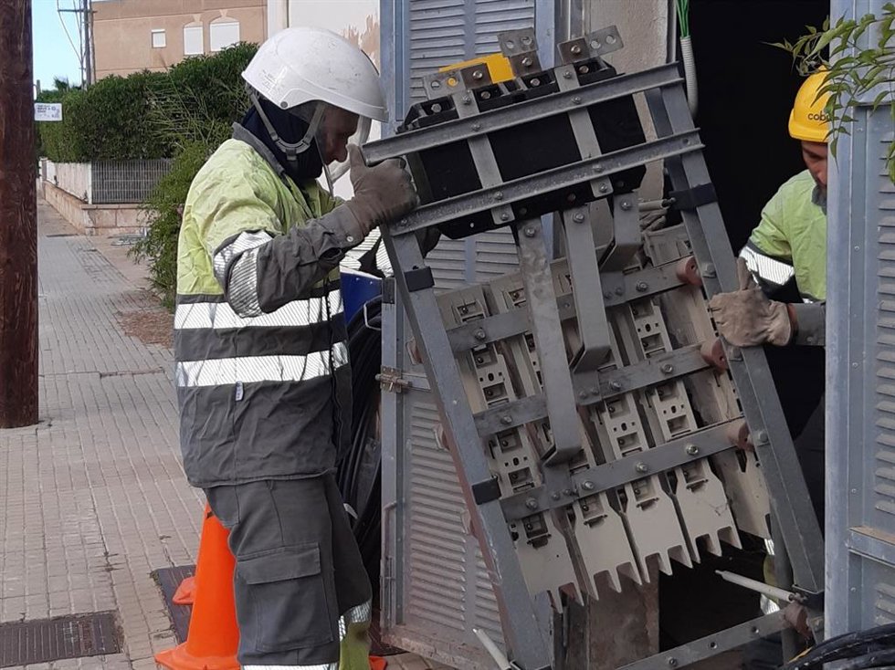 Archivo - Un operario de Endesa realiza trabajos de cambio de cuadro BT de la red de distribución.