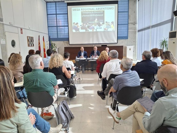 El consejero de Educación y Formación Profesional, Víctor Marín, preside la Mesa Regional de Absentismo y Abandono Escolar