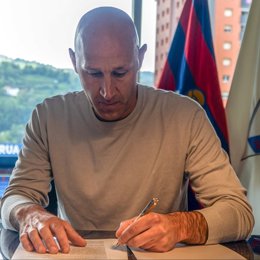 Iñaki Goikoetxea firma su contrato como nuevo entrenador del Eibar femenino