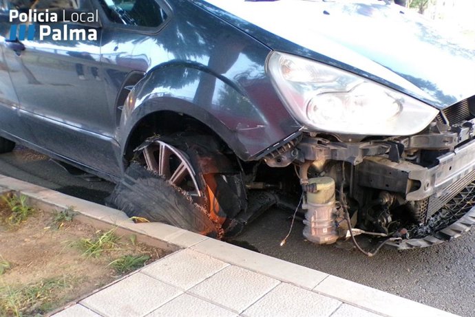 Detenido un joven por conducir bajo los efectos del alcohol y sin un neumático ni parachoques en Palma