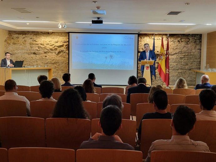 El consejero de Medio Ambiente, Universidades, Investigación y Mar Menor, Juan María Vázquez, durante la inauguración de la II Jornada Calidad del Aire de la Región de Murcia