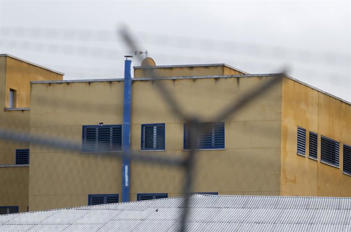 Archivo - Vallado del Centro de Internamiento de Extranjeros (CIE) de Aluche, a 18 de enero de 2024, en Madrid (España).