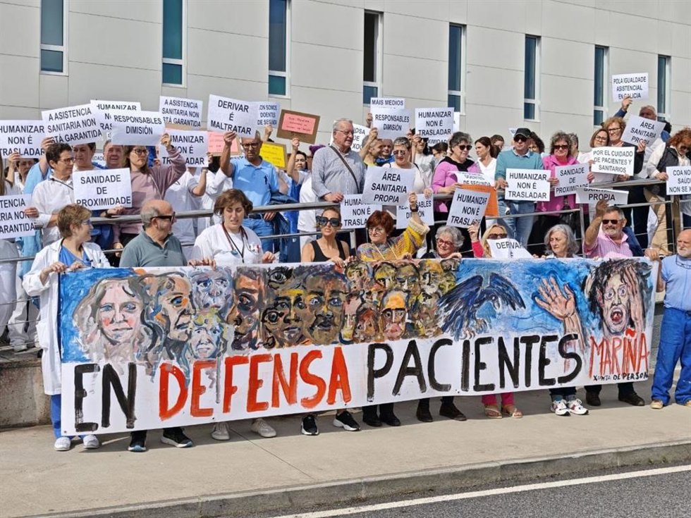 Personal del Hospital Público de A Mariña sostienen la pancarta junto a sus autores.