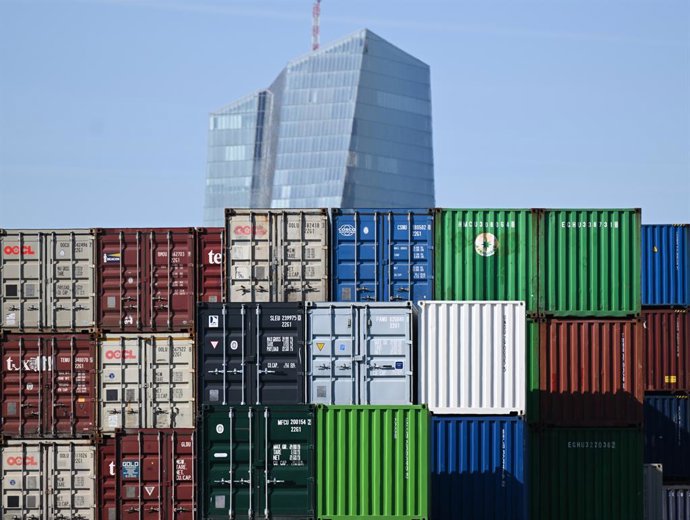 Archivo - 08 April 2025, Hesse, Frankfurt/Main: Freight containers are stacked in the east of the banking city near the European Central Bank (ECB, rear) on the site of the DB transshipment station. US President Trump's aggressive US tariff policy can als