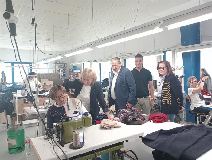 Leticia García en su visita a la fábrica de Marae, en Coreses (Zamora).