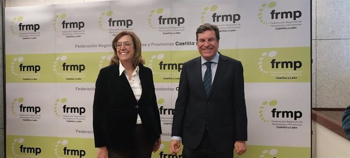 Carlos Fernández Carriedo y Ángeles Armisén angtes de participar en las Comisiones de Gobierno y de Economía de la Federación Regional de Municipios y Provincias