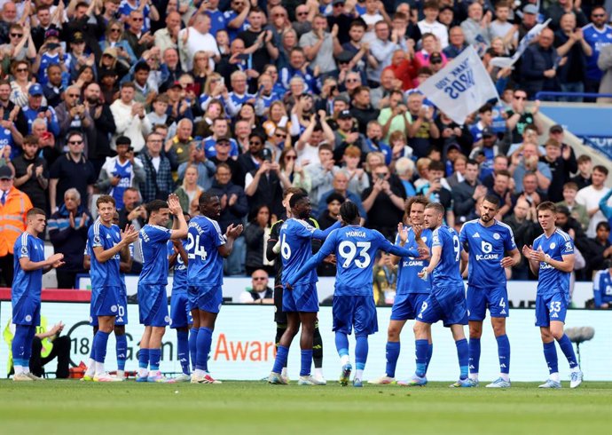 18 May 2025, United Kingdom, Leicester: Leicester City's Jamie Vardy (3rd R) is given a guard of honour as he leaves the pitch after being substituted during the English Premier League soccer match between Leicester City and Ipswich Town at King Power Sta