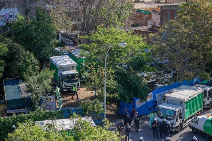 Vista general del dispositivo para completar el desalojo del asentamiento de chabolas del barrio barcelonés de Vallcarca, a 8 de mayo de 2025, en Barcelona, Catalunya (España)
