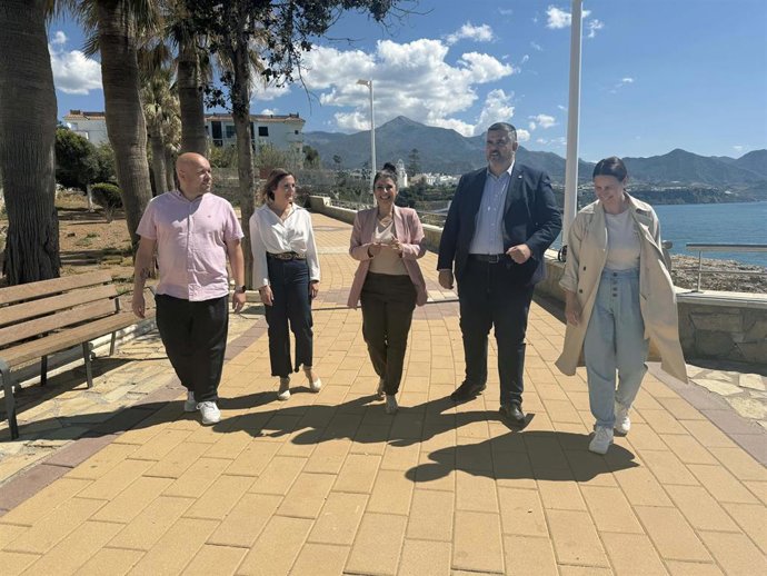 El portavoz del grupo socialista en la Diputación, Josele González, junto a su compañera en la institución provincial, la diputada. Isabel Ruiz, y la portavoz del grupo municipal socialista de Nerja, Patricia Gutiérrez.