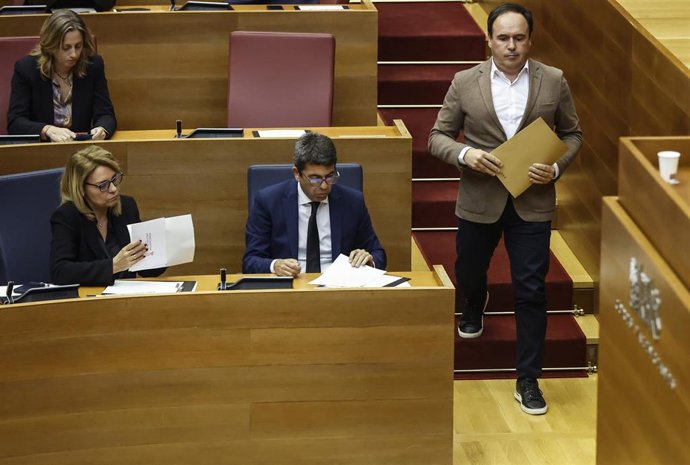 Archivo - (I-D) La vicepresidenta y consellera de Servicios Sociales, Igualdad y Vivienda, Susana Camarero, el presidente de la Generalitat, Carlos Mazón, y el portavoz del PP en Les Corts, Juanfran Pérez, durante una sesión plenaria