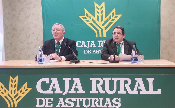 El presidente de Caja Rural de Asturias, Fernando Martínez, y del director General de Caja Rural de Asturias, Antonio Romero.