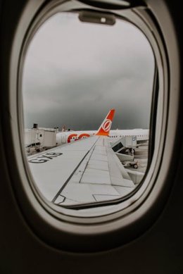 Vista del ala del avión a través de la ventana del avión
