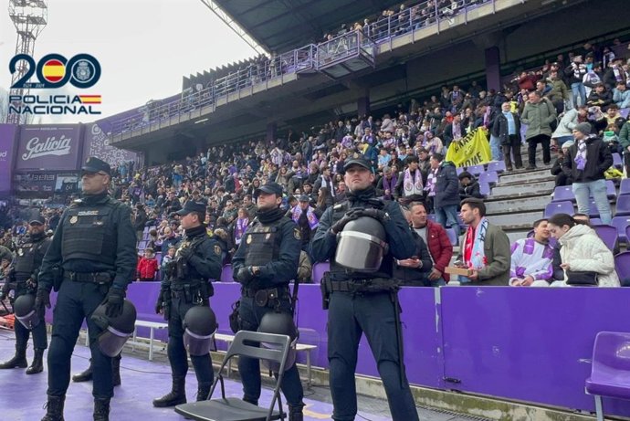 Efectivos de la Policía Nacional en el José Zorrilla.