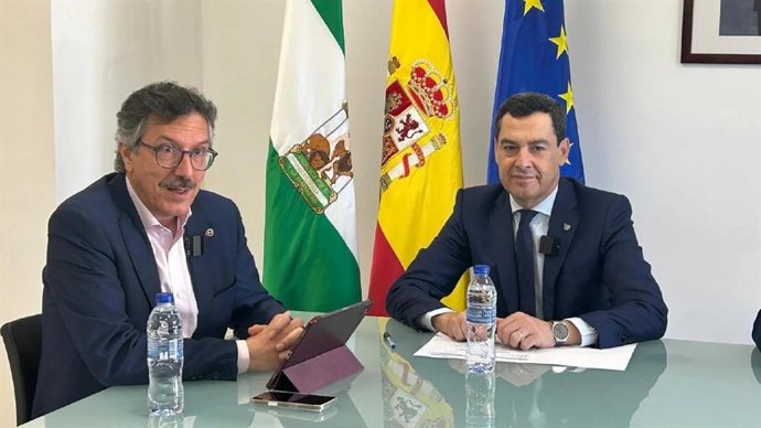 Juanma Moreno (d.), durante la entrevista