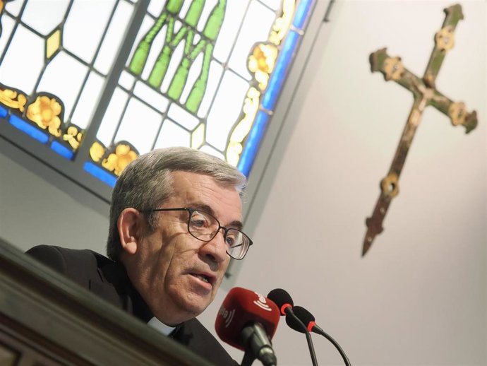 El presidente de la Conferencia Episcopal Española (CEE) y arzobispo de Valladolid, Luis Argüello, atiende a los medios.