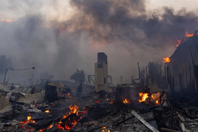 Archivo - 07 January 2025, US, Los Angeles: A chimney stands at a home that burned to the ground in Pacific Palisades. Photo: Jonathan Alcorn/ZUMA Press Wire/dpa