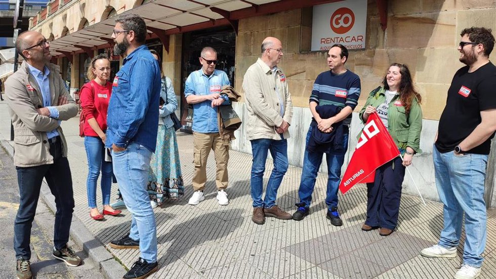 Miembros de CCOO de Asturias frente a la estación de tren de Oviedo.