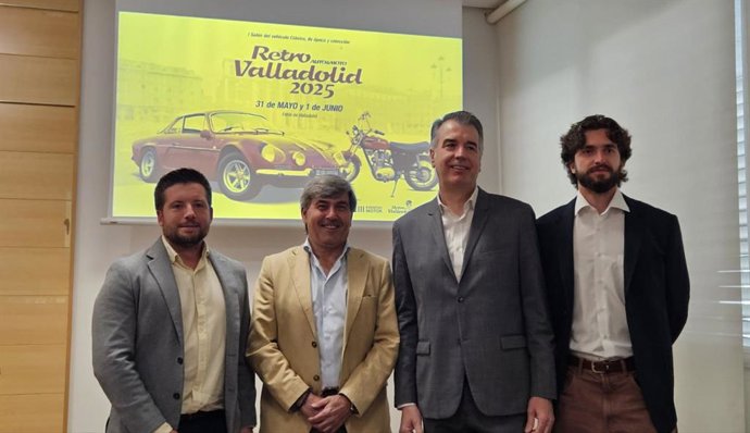 El director general de Feria de Valladolid, Alberto Alonso (segundo por der), junto al director de Eventos Motor, José Enrique Elvira, en la presentación de Retro Auto&Moto 2025 en la capital vallisoletana