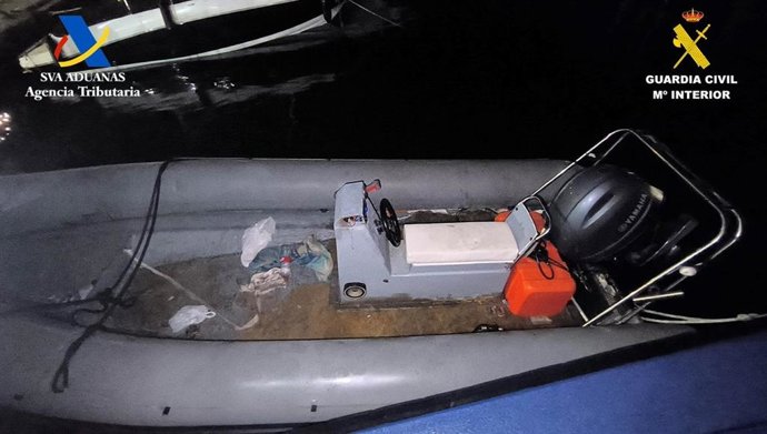 Una de las seis 'narcolanchas' intervenidas frente a las costas de Almería.