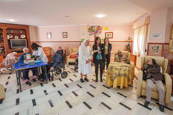 La responsable de Solidaridad e Investigación, Ana Cabrera, visita la Residencia Glorieta de San José, en Arriate, junto a la directora y madre superiora de la misma, María Teresa Gómez