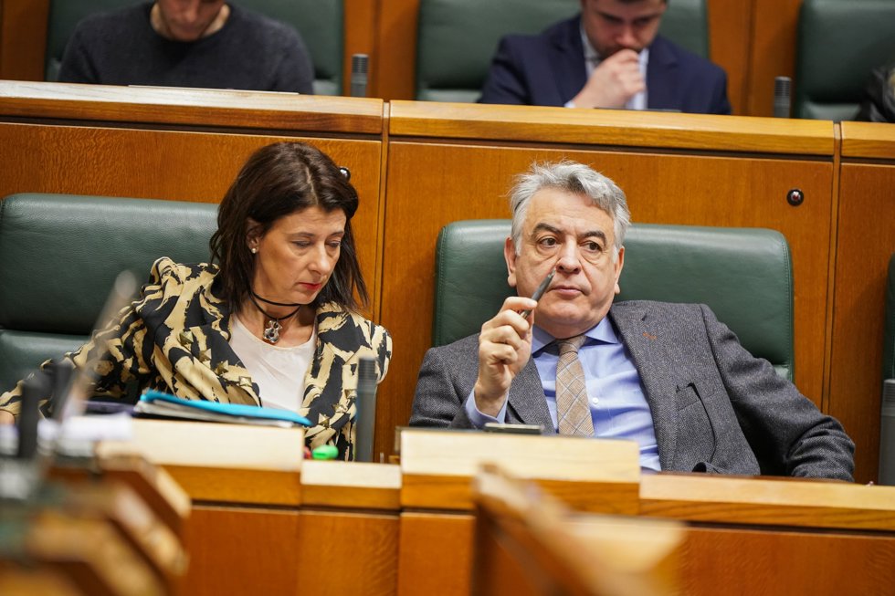 La portavoz del PP en el Parlamento Vasco, Laura Garrido, y el presidente del PP vasco, Javier de Andrés, en el Parlamento Vasco