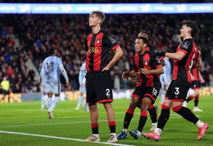 Archivo - Arquivo - 05 de dezembro de 2024, Reino Unido, Bournemouth: Dean Huijsen (C), do Bournemouth, comemora o gol de abertura com os colegas de equipe durante a partida de futebol da Premier League inglesa entre o A.F.C. Bournemouth e o Tottenham Hot
