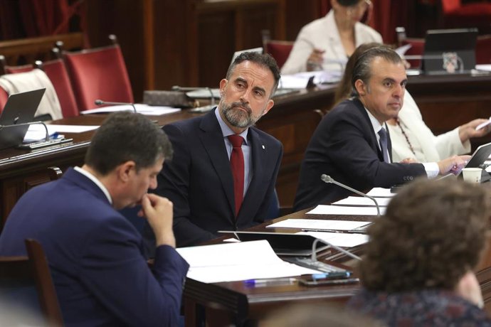 El conseller de vivienda, Territorio y Movilidad, José Luis Mateo, durante una sesión de control al Govern balear, a 20 de mayo de 2025