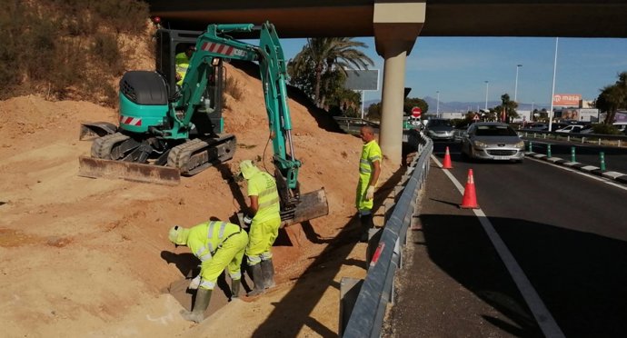 Operarios en una carretera de la provincia de Alicante, en una imagen de archivo