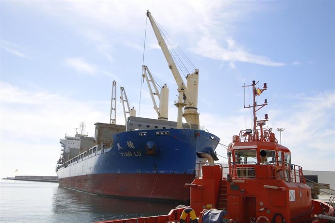 Buque durante una operativa en el Puerto de Motril (Granada).
