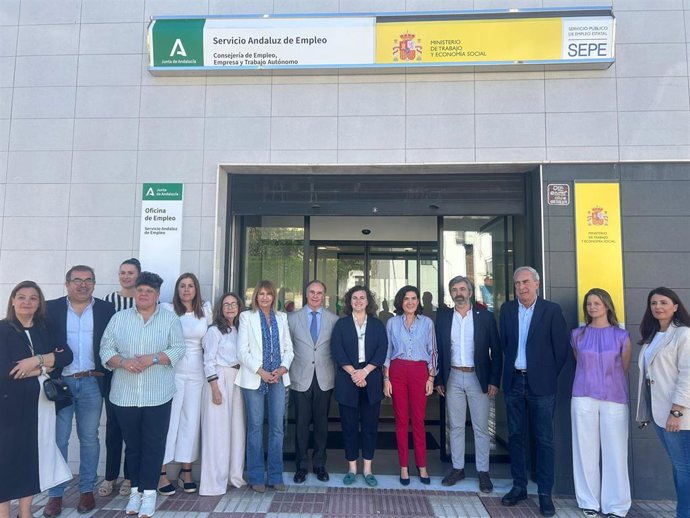 La consejera de Empleo ha visitado las instalaciones del SAE en la Puebla del Río.