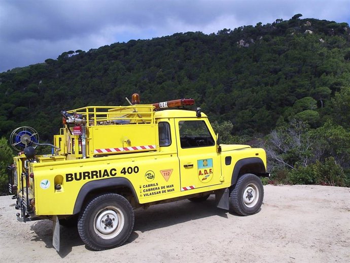 Vehículo con cisterna y kit de extinción.