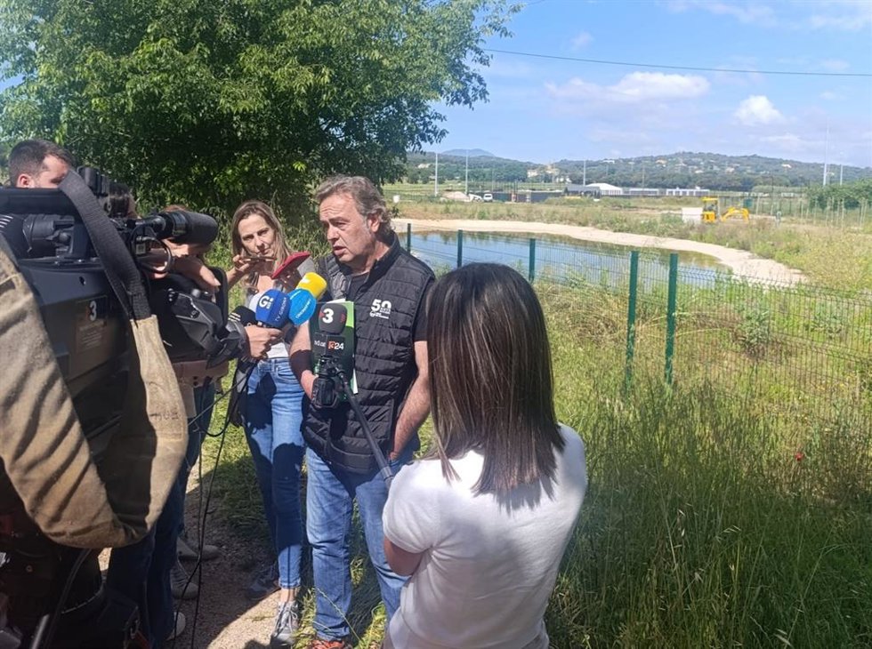 El responsable nacional del sector Bovino de leche de Unió de Pagesos, Marc Xifra, atiende a los medios de comunicación en Vilablareix (Girona).