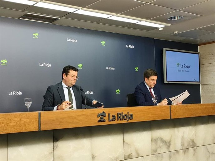 El portavoz del Gobierno, Alfonso Domínguez, y el consejero de Educación, Alberto Galiana, en la comparecencia de prensa posterior al Consejo de Gobierno