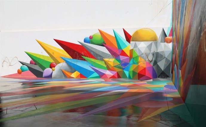 El mural de Okuda San Miguel en Sant Antoni con una pintada encima.