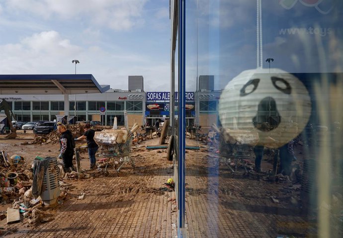 Archivo - Arxiu - Estralls ocasionats en el polígon a l'Alfafar, a 14 de novembre del 2024, a Alfafar, València (ARXIU)