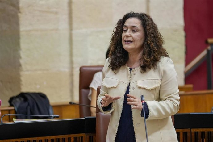 Archivo - La portavoz del Grupo Por Andalucía, Inma Nieto, en una imagen de archivo en el Pleno del Parlamento durante su pregunta al presidente de la Junta, Juanma Moreno. 