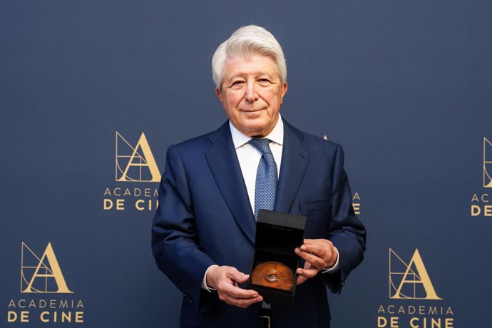 El presidente del Atlético de Madrid y productor, Enrique Cerezo, durante una rueda de prensa, a 20 de mayo de 2025, en Madrid (España). La Academia de Cine ha concedido la Medalla de Oro a Enrique Cerezo por haber contribuido con su trayectoria profesion
